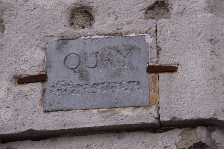 Plaque quai de la Charité.