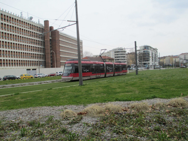 Vers la rue Général-Mouton-Duvernet, ligne Rhône Express.