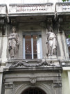 2 place de la Bourse, statues sur la façade.