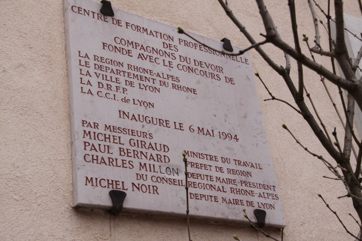 53 avenue Sidoine-Appolinaire, plaque des compagnons du devoir.
