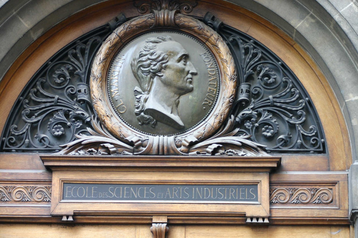 Angle de la rue Hippolyte-Flandrin et de la rue des Augustins, fronton de l'entrée du lycée La Martinière-Augustins.