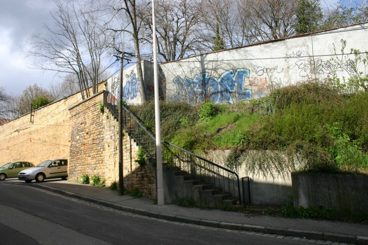 19 montée du Télégraphe, emplacement de l'ancien télégraphe aérien, face au groupe scolaire Albert-Camus.