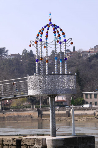 Belvédère de l'Ecluse, panneaux, banc et vue générale.