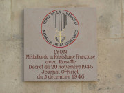 Hôtel-de-Ville, cour haute, plaque en mémoire de la médaille de la résistance.