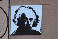 Détail d'un dessin représentant Einstein à côté de la boutique "Tropic'Art".