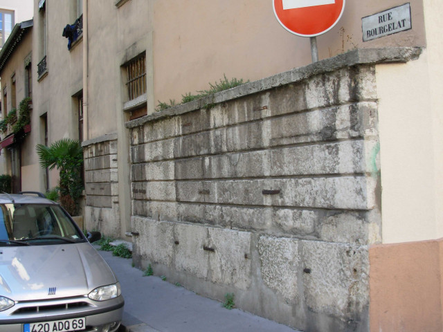 Angle de la rue Vaubecour et de la rue Bourgelat, restes de la porte d'Ainay.