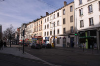 Rue Marius-Berliet, vers la place du Bachut.