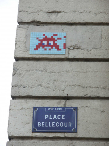 Mosaïque "Space Invader" et plaque de rue.