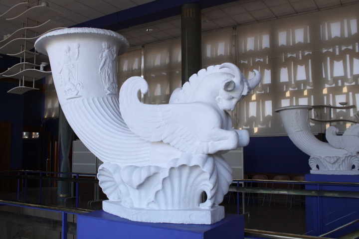 Mairie du 8e, statues.