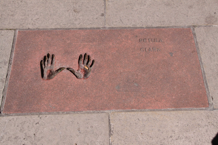 Empreintes de Petula Clark devant la Médiathèque.