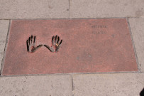 Empreintes de Petula Clark devant la Médiathèque.