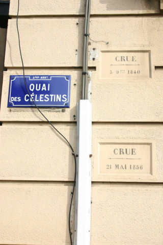 Angle du quai des Célestins et de la rue Port-du-Temple, plaque de rue et plaques de crues.