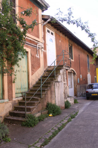 Cour et bâtiments.