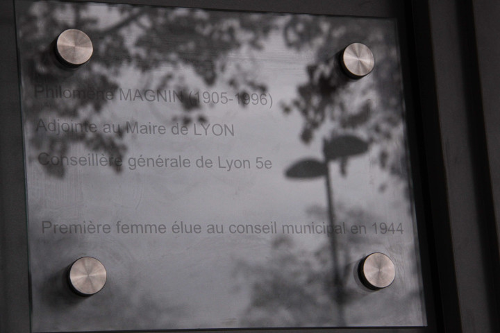 Plaque.