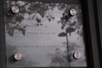Plaque.