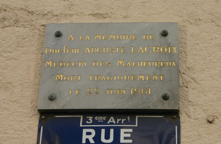 Angle de la rue Auguste-Lacroix et de la rue Moncey, plaque en mémoire d'Auguste Lacroix (médecin).