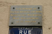 Angle de la rue Auguste-Lacroix et de la rue Moncey, plaque en mémoire d'Auguste Lacroix (médecin).
