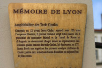 Jardin des Plantes, plaque patrimoniale sur l'amphithéâtre des Trois-Gaules.