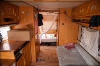 Salon et chambre à coucher d'une caravane.