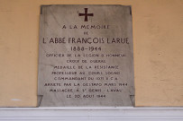 Plaque à la mémoire de l'Abbé Larue.