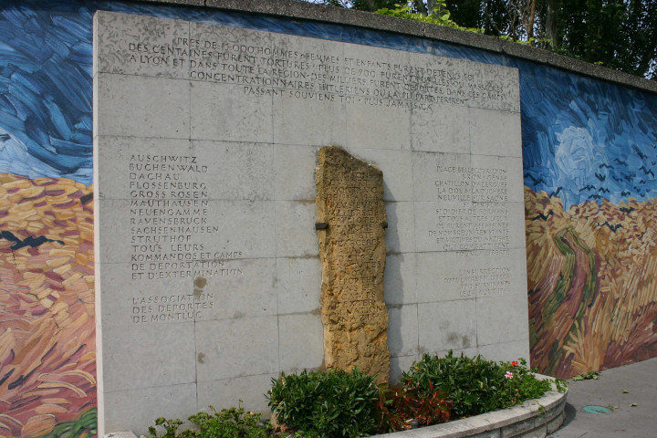 Fresque Jean-Moulin et monument aux morts.