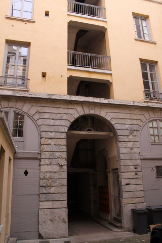 46 rue de la Charité, façade, cour intérieure, puits, fronton de porte.