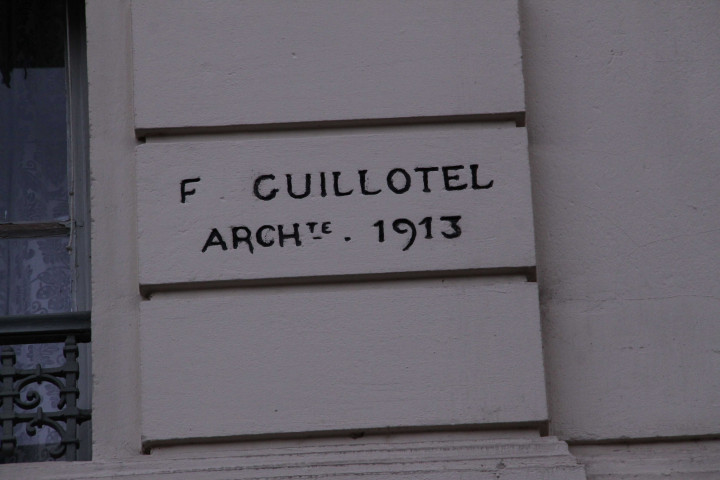 2 Place Jules-Ferry, détail de la façade.