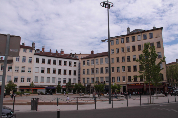 Vers la rue Victor-Fort.