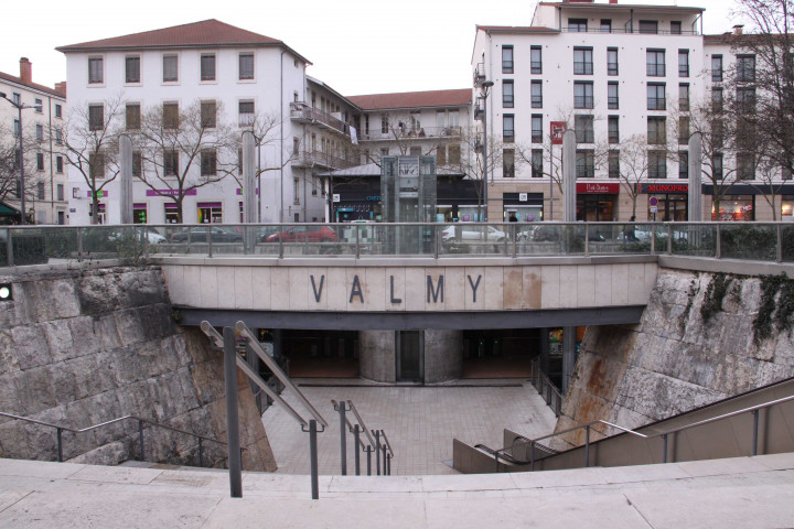Bouche de métro de la station Valmy.