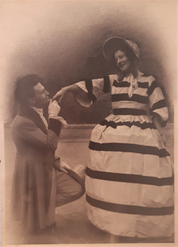 rançoise de la Fayolle de Mars née Vincent (1900-1987), belle-sœur de Marcel Perreyon, décoratrice et cantatrice : photographies de Françoise de Mars en représentation, décembre 1942, 374II/9.