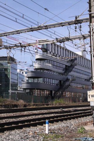 Vers Fort Montluc ligne SNCF, immeuble Le Triangle.