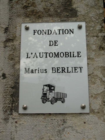 Plaque de la fondation de l'automobile Marius Berliet.
