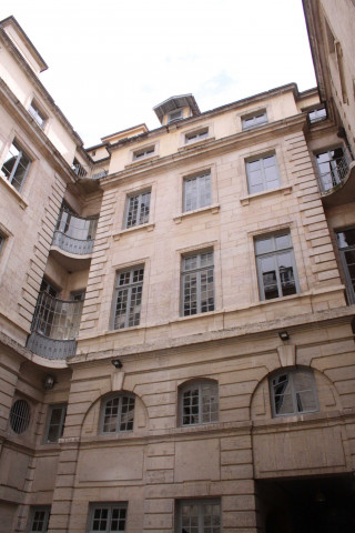 La cour.