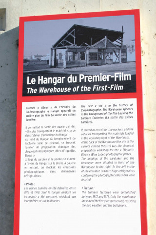 Institut Lumière, plaque commémorative et panneaux informatifs.