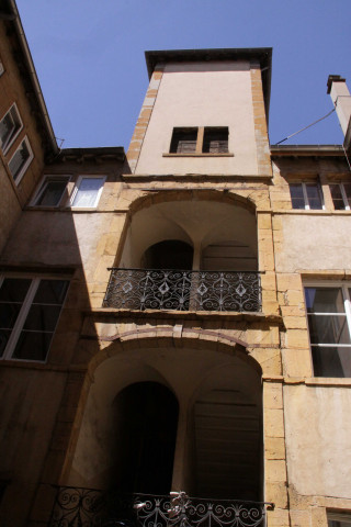 4 rue du Plâtre, vue de la façade intérieure prise depuis la cour de l'immeuble, de la cage d'escalier et de la cour intérieure.
