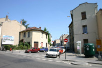 Angle sud-est de la rue du Dauphiné et de la rue de la Ruche.