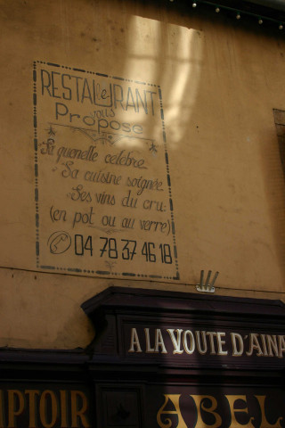 "A la voûte d'Ainay", café comptoir Abel, façade et détail.