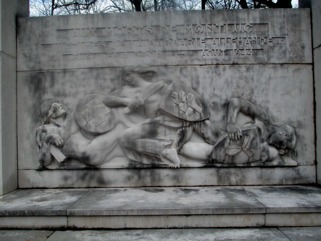Monument aux Fusillés de 1944, avant nettoyage.