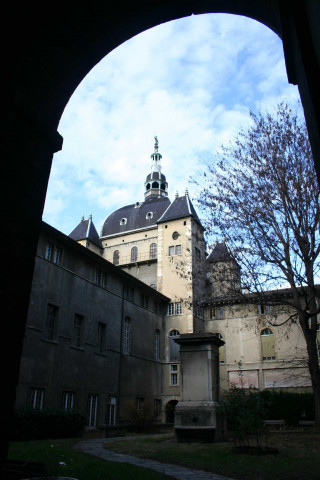 Cour de l'Arbre vers le petit dôme.