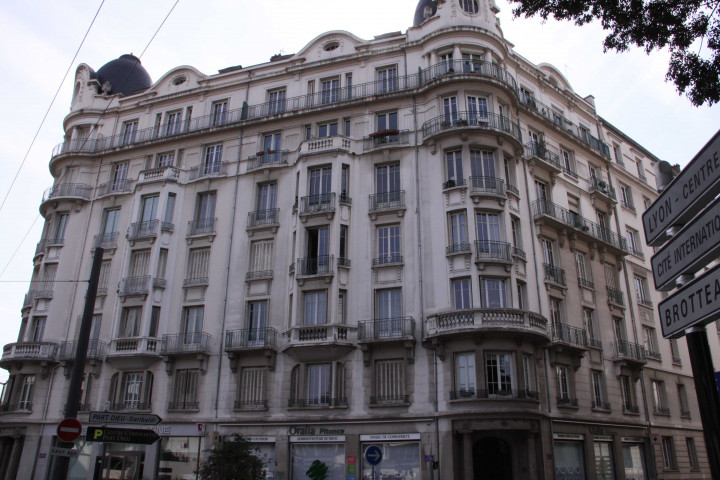 11 Place Jules-Ferry.