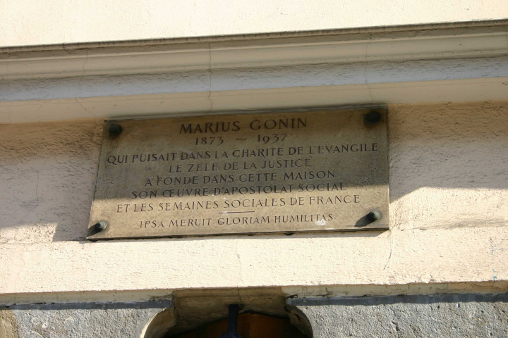 1 rue Antoine-de-Saint-Exupéry, plaque en mémoire de Marius Gonin.