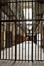 Hall de la prison donnant sur les cellules.