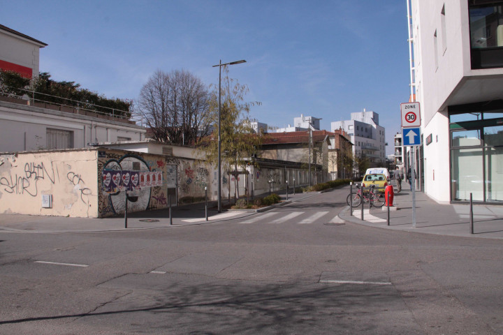 Mur tagué et rue.