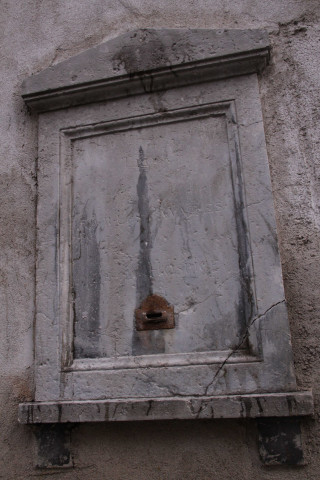 Inscription "tronc pour les pauvres de l'hospice".