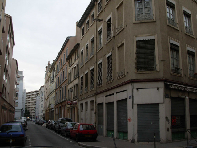 Angle sud-est de la rue Paul-Bert et de la rue du Gazomètre.