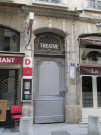 7 rue des Marronniers, porte du théâtre.