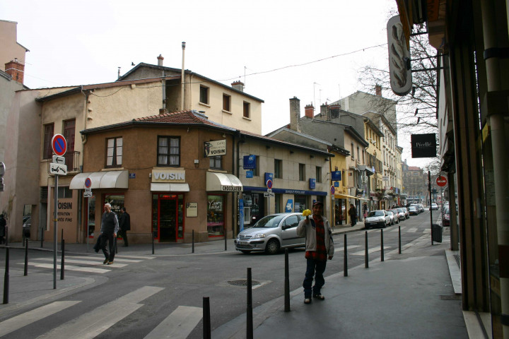 Vue à l'angle sud-est de la rue d'Austerlitz et de la place de la Croix-Rousse.