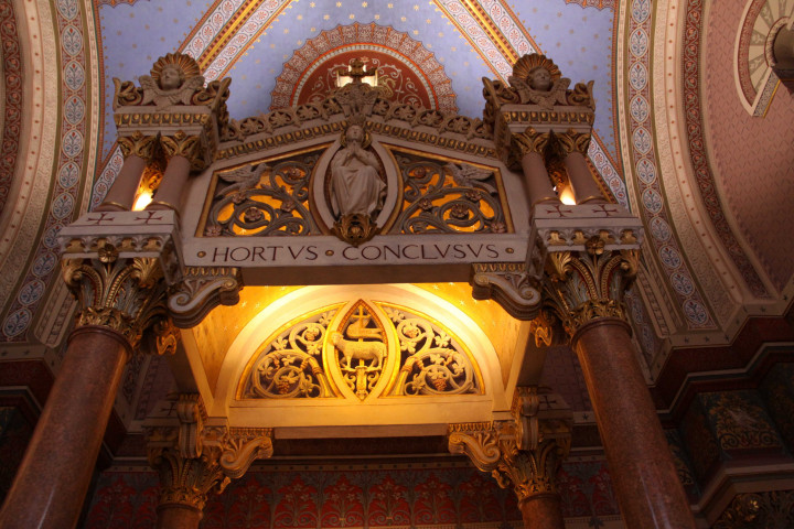 Intérieur, décorations.