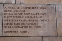 Station de métro Valmy, vers les escalators, plaque en mémoire de René Viguier.