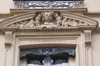 7 place d'Helvétie et rue Malesherbes, détail sur la façade, Championnet.